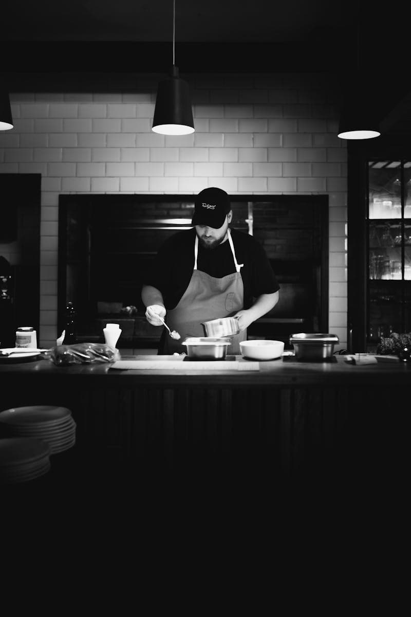 Restaurant management systems and leadership structure in professional kitchen